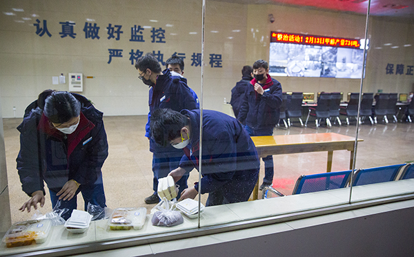15 準(zhǔn)備就餐的職工，吃到可口的飯菜.jpg