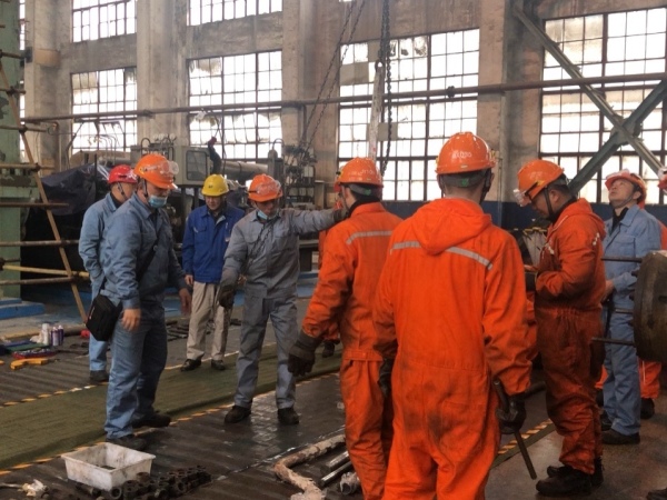 機械修造部人員協(xié)調九江石化外協(xié)人員正在吊出舊中冷器[1].jpg