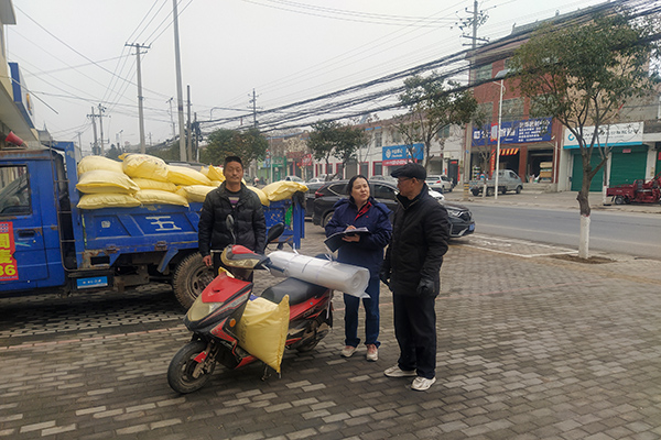 2月10日，尿素銷售人員在武功縣貞元鎮(zhèn)農(nóng)資店門口與農(nóng)戶交流。(副圖）.jpg