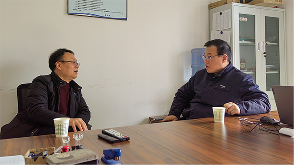 圖2：2.14日，運銷市場部部長同華海物流部負責(zé)人就下游配送工作進行商談(副圖）.jpg