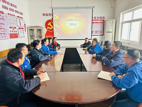 2.24管理人員與班組職工談心談話(huà)(副圖）.jpg