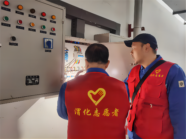 3月2日學(xué)雷鋒活動(dòng)現(xiàn)場(chǎng)，黨員喬磊和王益對(duì)現(xiàn)場(chǎng)配電箱進(jìn)行隱患排查(1).png