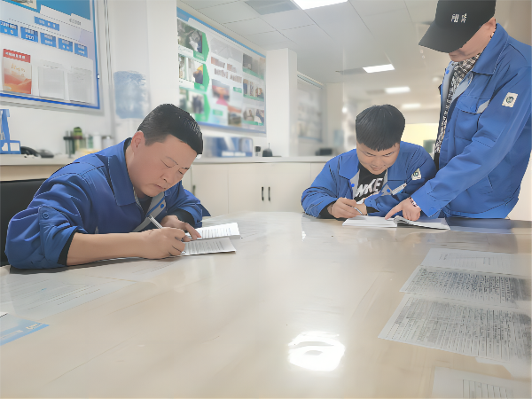 3月9日，化工一班班長王冬冬為徒弟制定學習計劃，主操李軍強為徒弟王浩男答疑(1).png