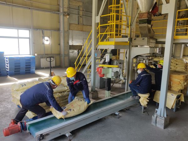 3.14日，制氣車間廣泛開展勞動(dòng)競賽，硫磺造粒工作圖.jpg