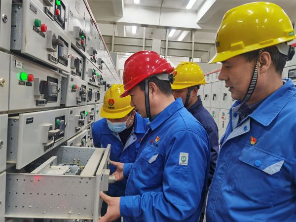 3月16日，對標交流現(xiàn)場，大家圍在一起對配電室開關柜查找差距與優(yōu)勢.jpg