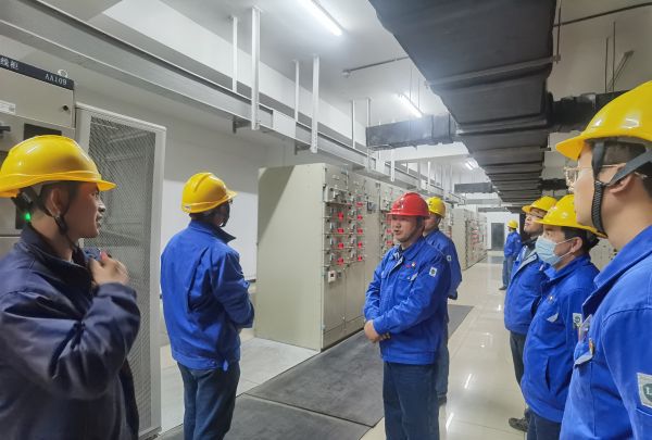 3月16日，對標交流現(xiàn)場，技術組長于康健為大家講述配電室的運維情況.jpg