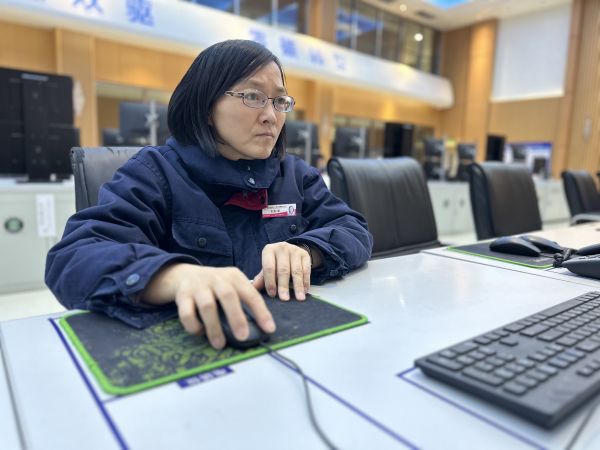 2023年3月24日，師傅劉秋榮在控制室巡檢裝置運(yùn)行狀況工作照。.jpg