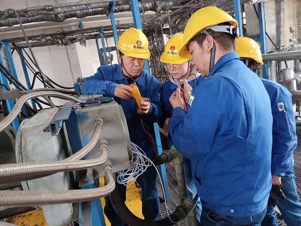 3月27日，郭凱、張桂芳、王國棟在二期氨壓機更換前置器檢維修工作.jpg