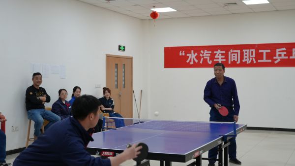 3月30日，舉行男子單打比賽。管理組李戰(zhàn)峰和運(yùn)行三班王迪巔峰對(duì)決。.jpg