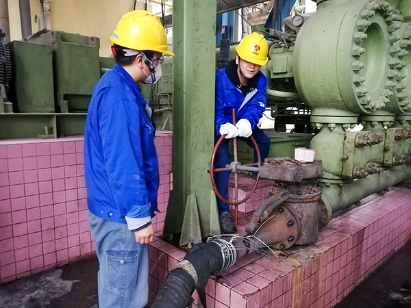 4月4日，合成三班作業(yè)人員通過軟管開始從二號(hào)大槽排放煤漿，并回收至一號(hào)大槽.jpg