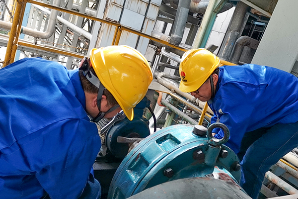 4月9日午飯時許，李剛、徐濤、張跟潮正在斷開撈渣機聯(lián)軸器，為電氣人員更換電機軸承贏得時間。.jpg