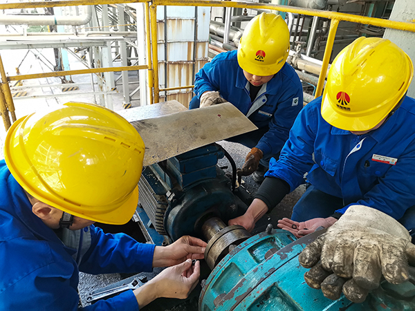 4月9日下午14時李剛、徐濤、張跟潮正在恢復聯(lián)軸器。.jpg