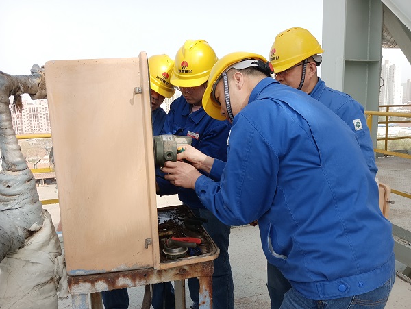 4月6日，空分尿素工段段長郭凱、技術(shù)員張桂芳等人在尿素框架五樓進行電纜更換，變送器接線檢維修工作  計控電儀部 馮香妮 攝.jpg