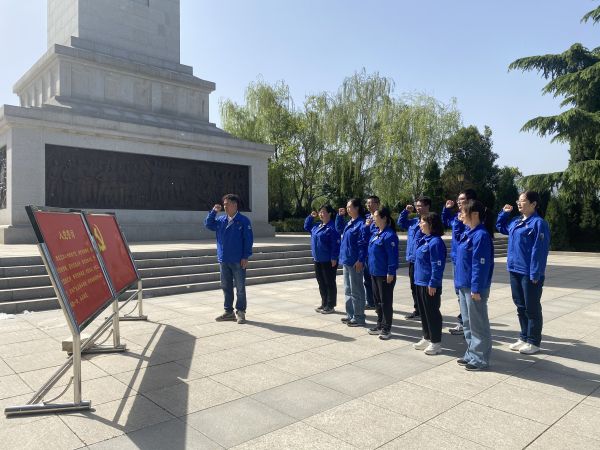 圖三：在革命烈士紀念碑前，全體黨員重溫入黨誓詞.jpg