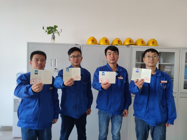 分析化驗室在線儀表班席輝，張超等人獲得環(huán)境保護(hù)設(shè)施技能證書.jpg