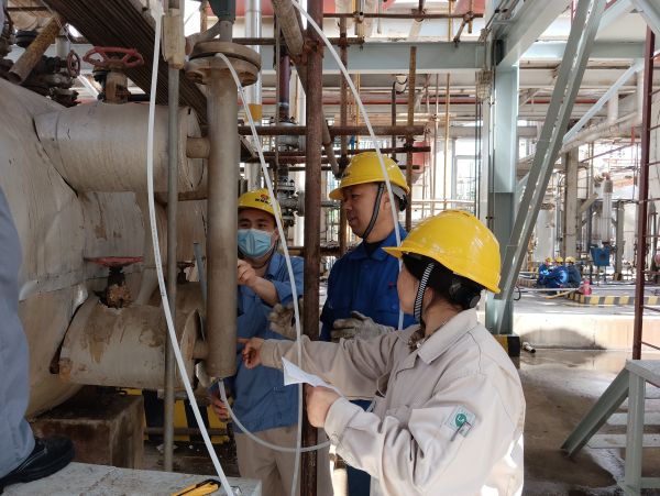 5月7日，三期現(xiàn)場調校液位浮筒.jpg