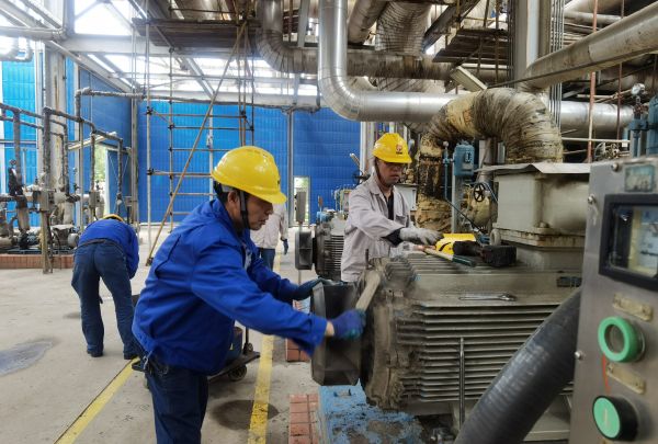 5月13日，電氣檢修人員在雙甲變換裝置進行電機檢修.jpg