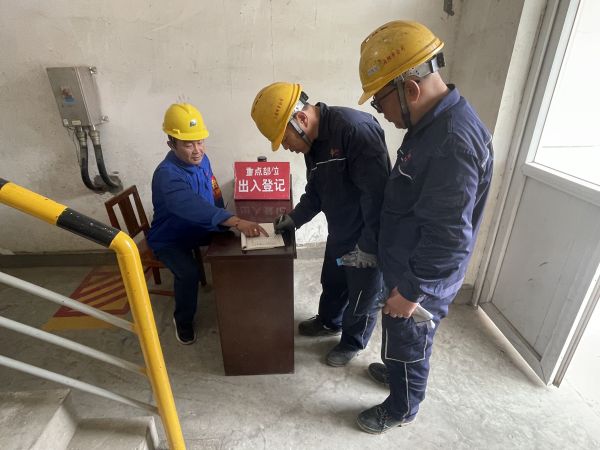 5.12上午，行政保衛(wèi)部在重點(diǎn)部位三期機(jī)組進(jìn)行進(jìn)入人員登記.jpg