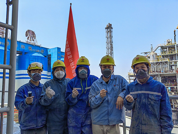 5月12日，動(dòng)力車間三期脫硫塔灰斗平臺(tái)，青年先鋒隊(duì)清理脫硫塔灰斗內(nèi)積灰，在休息時(shí)合影.jpg