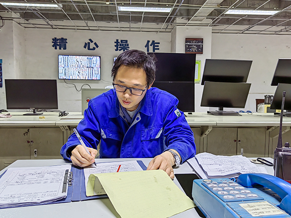 5月15日19點(diǎn)，動(dòng)力車(chē)間三期控制室，技術(shù)員畢加佳給加班檢修的5號(hào)鍋爐更換空預(yù)器辦理檢修票.jpg