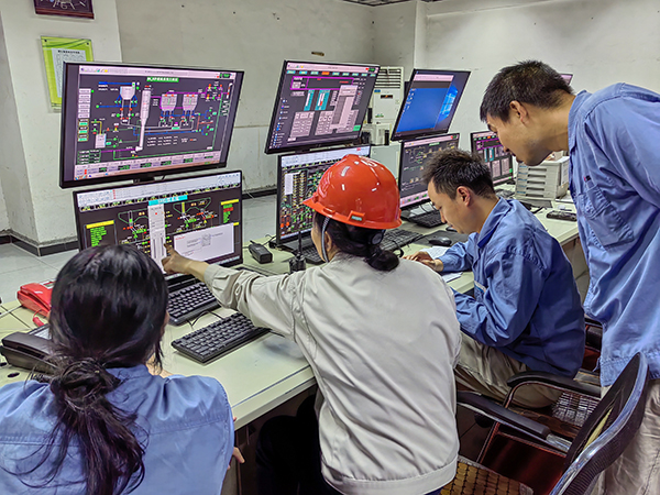 5月13日，動(dòng)力車(chē)間三期控制室，DCS調(diào)試將一、二期氨水制備工程師站遷移至三期.jpg
