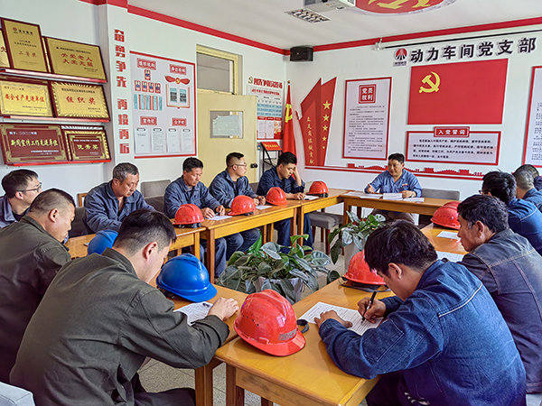 5月16日。動力車間會議室，安全員焦路秦正在給外協(xié)檢修人員培訓(xùn).jpg
