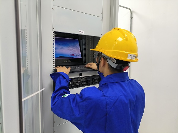 5月25日，計(jì)控電儀分部運(yùn)行員工在檢查微機(jī)五防操作系統(tǒng)是否流暢。.jpg