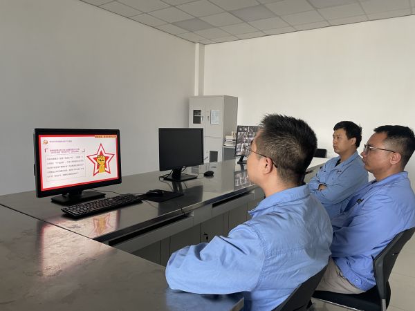 電氣運行二班成員組織觀看化工企業(yè)安全生產(chǎn)事故方面的視頻。.jpg