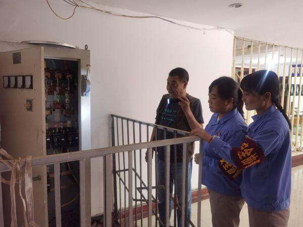 6月19日，公司女工協(xié)管員對單身樓配電間進行安全用電檢查.jpg