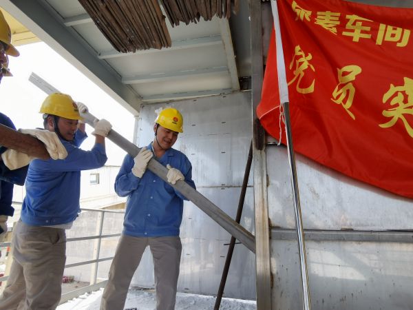 5月初，尿素車間技術(shù)員殷聯(lián)剛清理粒子冷卻器.jpg