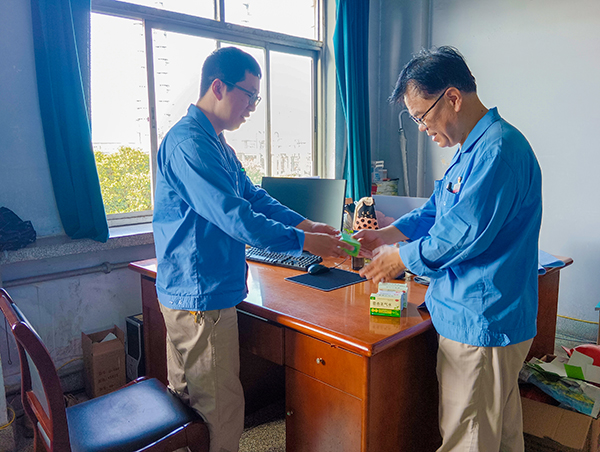 7月3日，計控電儀部安全員黃建容為各班段站發(fā)放防暑降溫用品.jpg