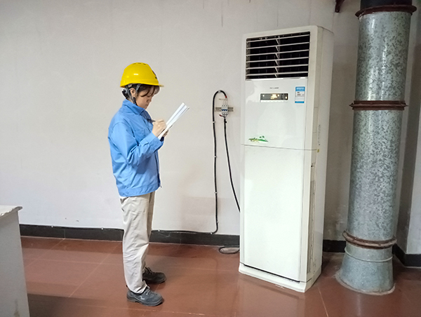 7月1日，馮香妮在每日的巡檢中對機柜間空調(diào)進行檢查記錄.jpg