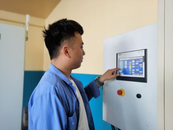 7月26日，尿素車間化工四班于堯?qū)αＷ永鋮s器運(yùn)行工況進(jìn)行調(diào)整.jpg