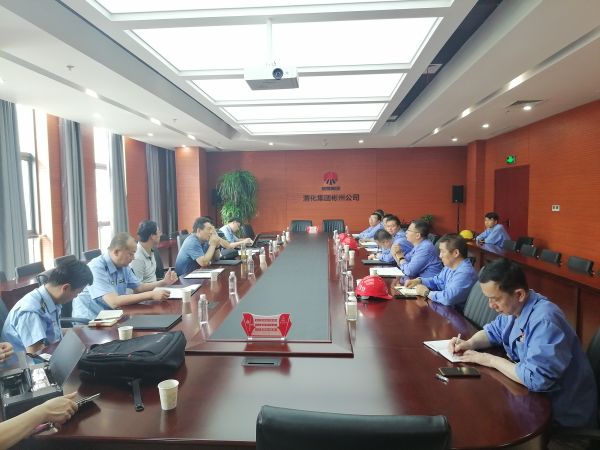 8月17日，省環(huán)保廳一行到公司開(kāi)展環(huán)保檢查，彬州公司副總經(jīng)理、生產(chǎn)部部長(zhǎng)張安平，彬州公司安環(huán)部部長(zhǎng)秦敏建等相關(guān)單位主要負(fù)責(zé)人參加迎接，此圖為檢查組在三樓行政會(huì)議室檢查交流.jpg