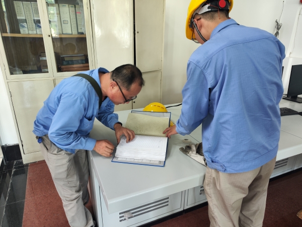 師帶徒，8月21日，老師傅王益在一期控制室為新員工胡含朗講解儀表設備圖紙.jpg