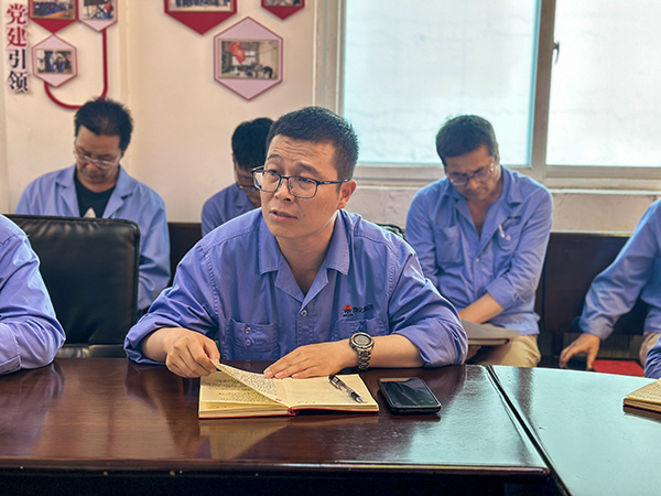 2023年9月4日-物料車間黨支部全體黨員在黨員活動(dòng)室進(jìn)行主題教育專題組織生活會(huì)會(huì)前集中學(xué)習(xí)-黨員、車間副主任秦昊研討發(fā)言.jpg