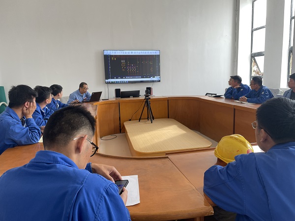9月24日，電氣技術(shù)員于康健與參訓(xùn)人員進(jìn)行討論答疑。.jpg