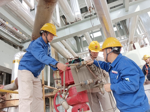 10月8日，空分尿素工段員工在尿素現(xiàn)場進行閥門的拆檢檢修作業(yè).jpg