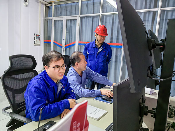 9日上午，動(dòng)力車間主任姜軍虎和技術(shù)員陳健在三期中控室指導(dǎo)5號(hào)鍋爐停爐作業(yè).jpg