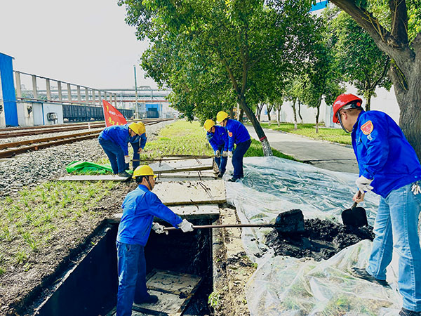 10月10日下午，黨員突擊隊(duì)清理沉淀池.JPG