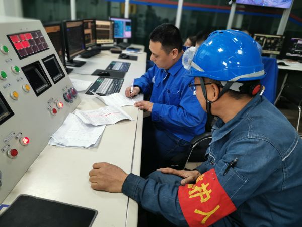 動(dòng)力車間一期鍋爐控制室，值班人員確認(rèn)檢修票證.jpg