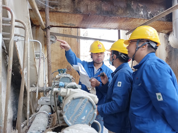 10月13日，一期空分現(xiàn)場，空分尿素工段人員在檢查更換儀表，核對儀表參數(shù).jpg
