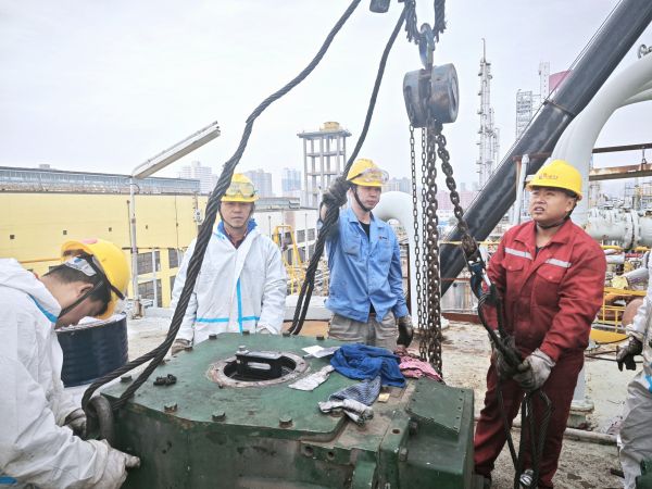 10月17日，檢修人員在煤漿槽上方吊裝減速機(jī).jpg