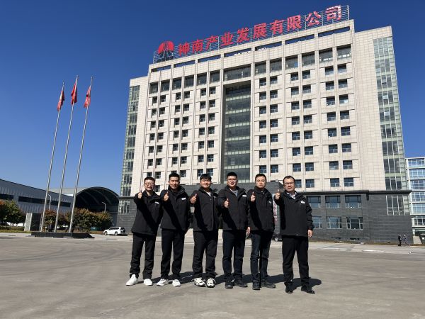 2023年10月14日，參加陜煤集團第二十屆班組長綜合素質(zhì)提升班，渭化集團公司班組長代表在神南學(xué)院辦公樓前合影留念.jpg