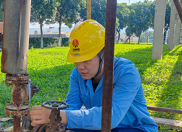 10月19日下午，張建國正在測量準(zhǔn)備要更換的蒸汽疏水閥門尺寸.jpg