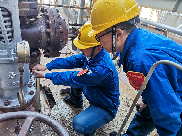 10月20日上午，徐濤和張跟潮在3號爐定排罐處檢查安全閥安裝質(zhì)量.jpg