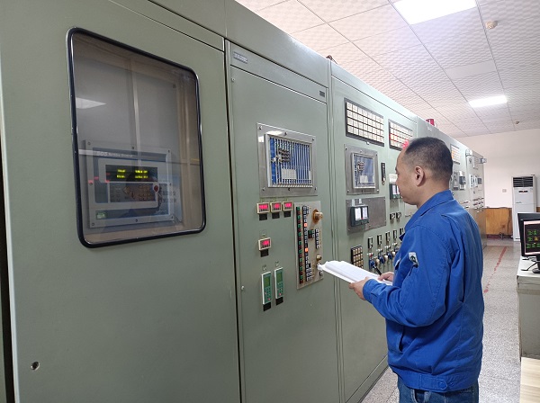11月8日，機組主操王小波對機組數據進行著實時記錄.jpg