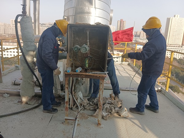 12月20日，計控電儀部空分尿素工段人員在尿素框架5樓給壓力204表增加電伴熱2.jpg
