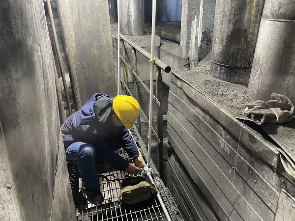 電氣檢修員工正在固定燈架與接線盒。.jpg