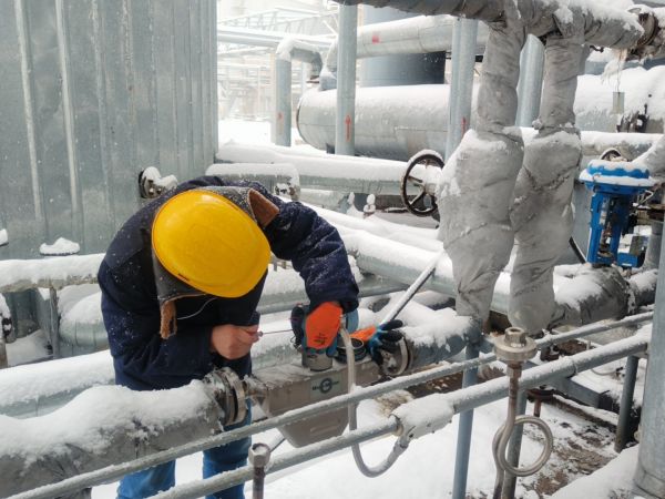 2月2日，計控電儀部王益在三期氣化現(xiàn)場維修變送器.jpg